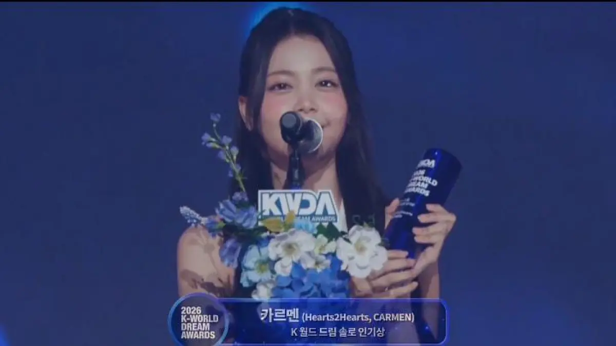Potret Carmen member girl group Hearts2hearts asal Indonesia saat memenangkan penghargaan Female Solo Popularity Award. (x.com/ H2H_INA) 