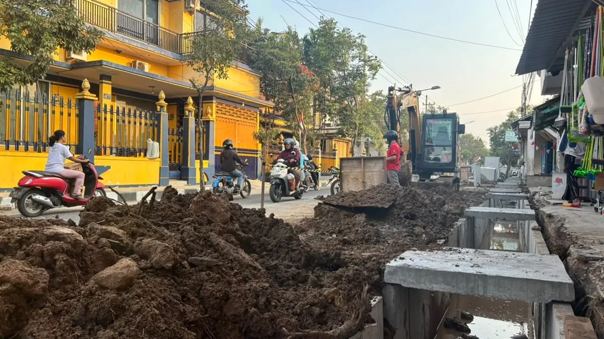 Proyek revitalisasi drainase di Jalan Diponegoro yang diharapkan bisa menyelesaikan problem genangan air setip musim hujan. (ADIB TURMUDZI/RADAR TUBAN)