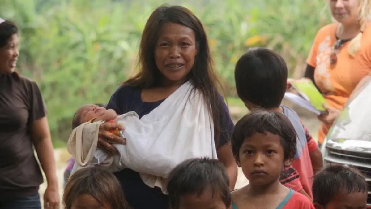 Seorang ibu bersama bayi dan anak-anaknya di pemukiman padat masyarakat rentan. (pinterest)