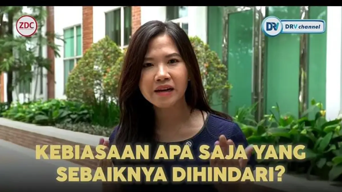 Spesialis mata dr. Fatrin Patrycia Salim, Sp.M saat memberikan edukasi mengenai lima kebiasaan sepele yang berisiko merusak penglihatan. (youtube.com/ DRV Channel)