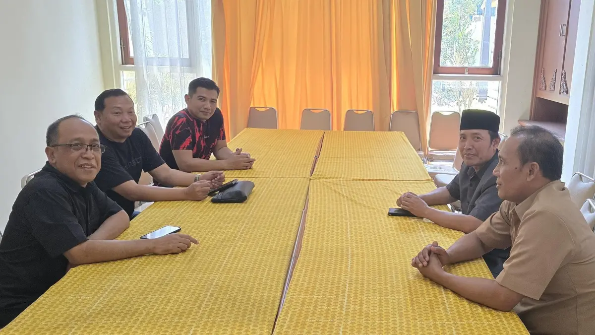 Direktur Jawa Pos Radar Tuban, Tulus Widodo (paling kiri) berkoordinasi dengan jajaran pengurus DPD Partai Golkar Tuban terkait persiapan tim Tuban mengikuti kompetisi Bahlil Mini Soccer Asyik Menuju Puncak. (Dok. Jawa Pos Radar Tuban)