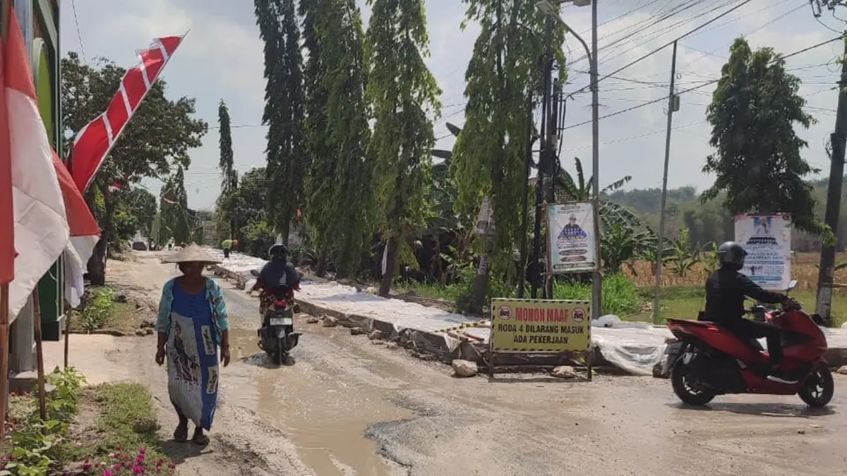 Jalan di Desa Penambangan, Kecamatan Semanding yang diperbaiki. Titik ini merupakan salah satu pekerjaan infrastruktur tahun ini. (ANDREYAN/RADAR TUBAN)