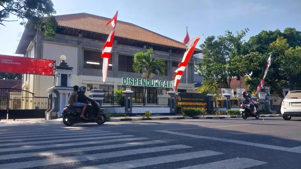 Lantai dua gedung Disdukcapil Tuban di Jalan Teuku Umar masih menunggu perbaikan. Tahun ini pekerjaan tersebut dituntaskan.  (M.MAHFUDZ MUNTAHA)