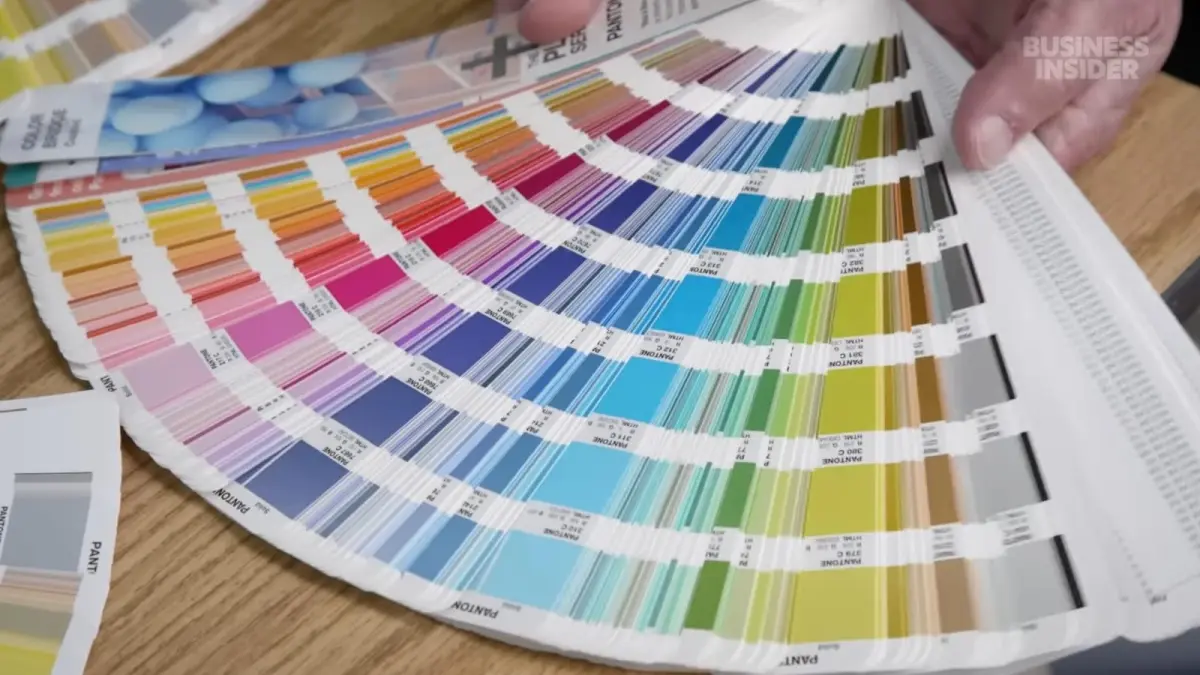 Penggunaan panduan warna Pantone untuk memastikan konsistensi warna cetak. (Tangkapan Layar YouTube Business Insider)
