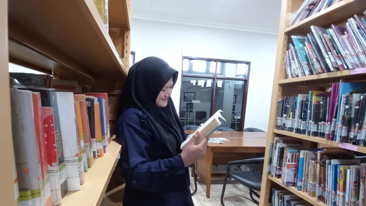 Pengunjung Perpustakaan Tuban di Jalan Sunan Kalijaga memeriksa isi buku. (SHAFA DINA MENTARI HAYUNING/ RADAR TUBAN)