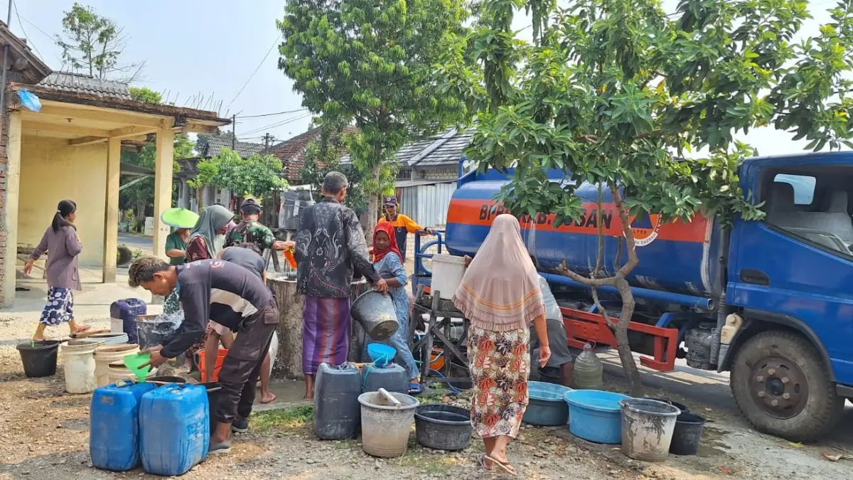 BPBD Tuban mengoperasikan mobil tangki untuk dropping air bersih di desa terdampak kekeringan. (Radar Tuban)