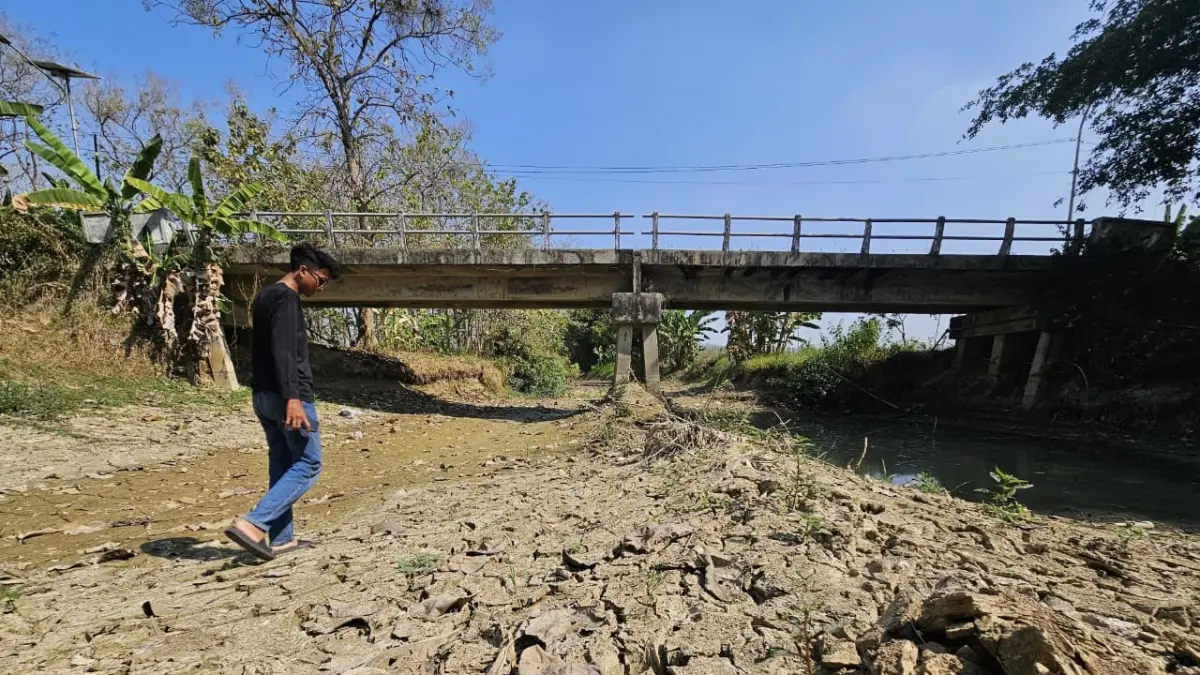 Kekeringan ekstrem melanda belasan desa di Tuban, termasuk Penambangan Semanding dan Ngandong Grabagan. BPBD prioritaskan bantuan air bersih. (Andreyan/Radar Tuban)