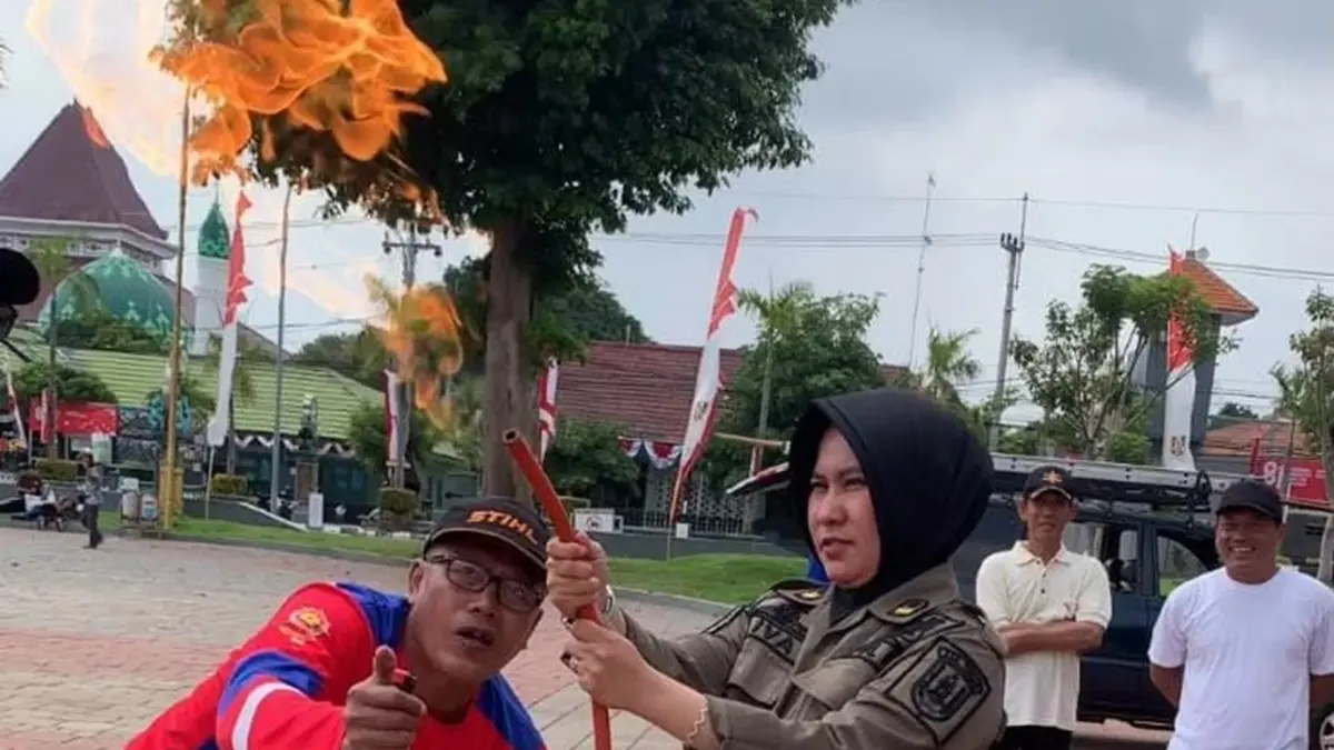 Personel Satpol PP Tuban saat diberikan pembekalan materi pemadaman api oleh Damkar Tuban. (Andreyan/Radar Tuban)