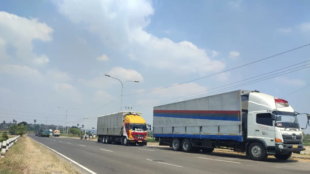 Salah satu truk yang parkir ilegal di sepanjang bahu Jalan Soekarno-Hatta Tuban. (Andreyan/Radar Tuban)