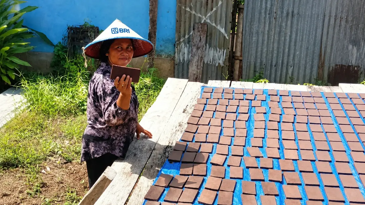 Sugi Wahyuni pemilik usaha mikro Olahan Terasi Kumbe.