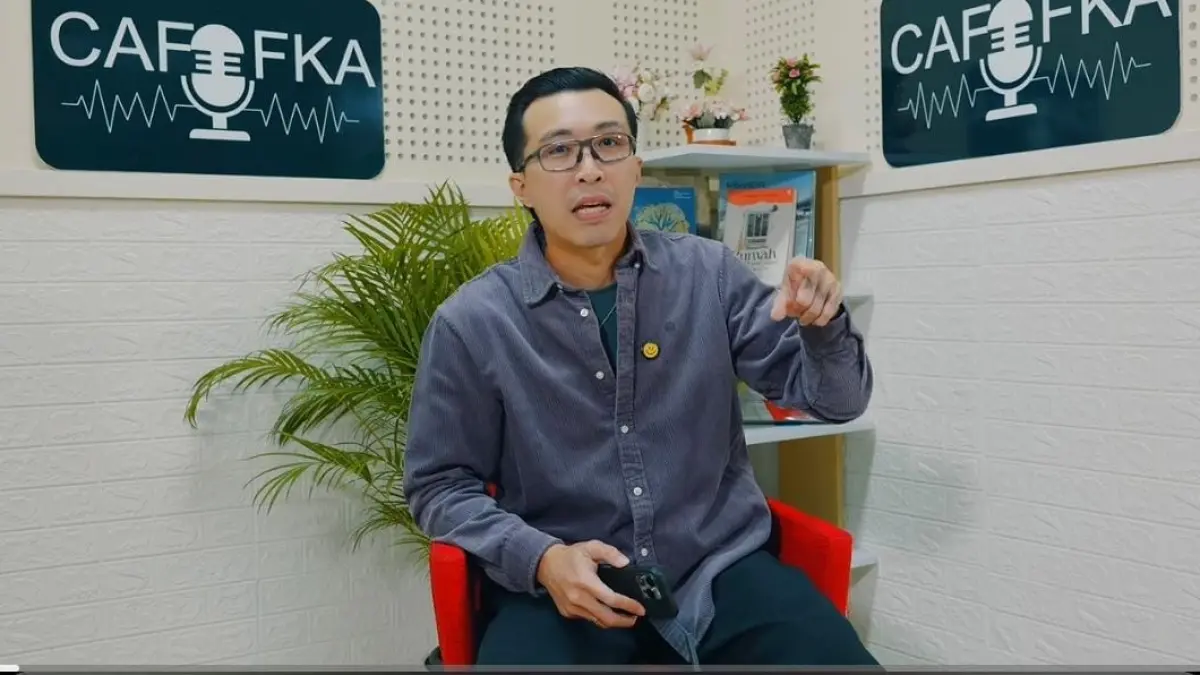 dr. Tirta saat menjelaskan bahaya multitasking dalam videonya. (youtube.com/ Tirta PengPengPeng)