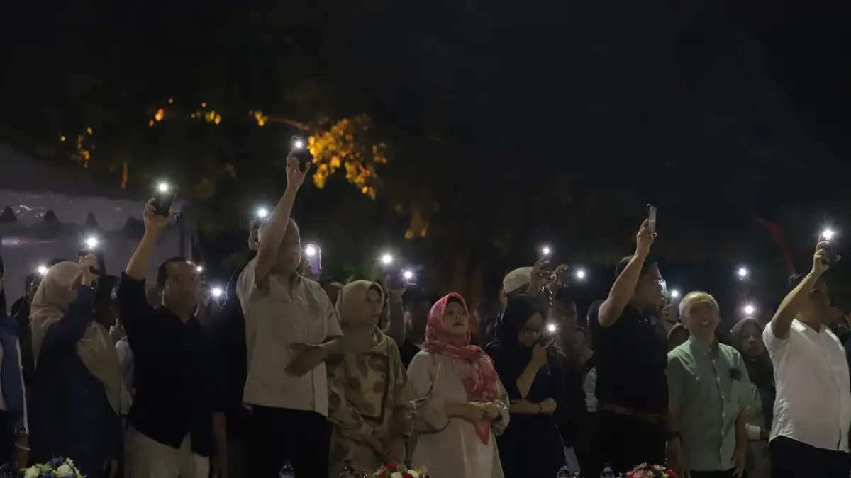 Gelaran Tuban Specta Night Carnival (TSNC) 2026 di Alun-Alun pada Sabtu (29/8) malam. Acara dimulai dengan doa bersama untuk para korban bencana di sejumlah daerah di Indonesia, khususnya di NTT. (Diskominfo SP untuk Radar Tuban)