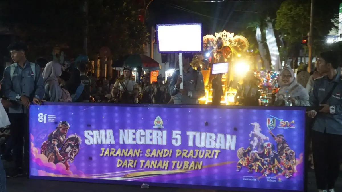 Kontingen SMAN 5 Tuban tampil memukau dalam Tuban Specta Night Carnival (TSNC) 2026, Sabtu (29/8) malam. (Andreyan/Radar Tuban)