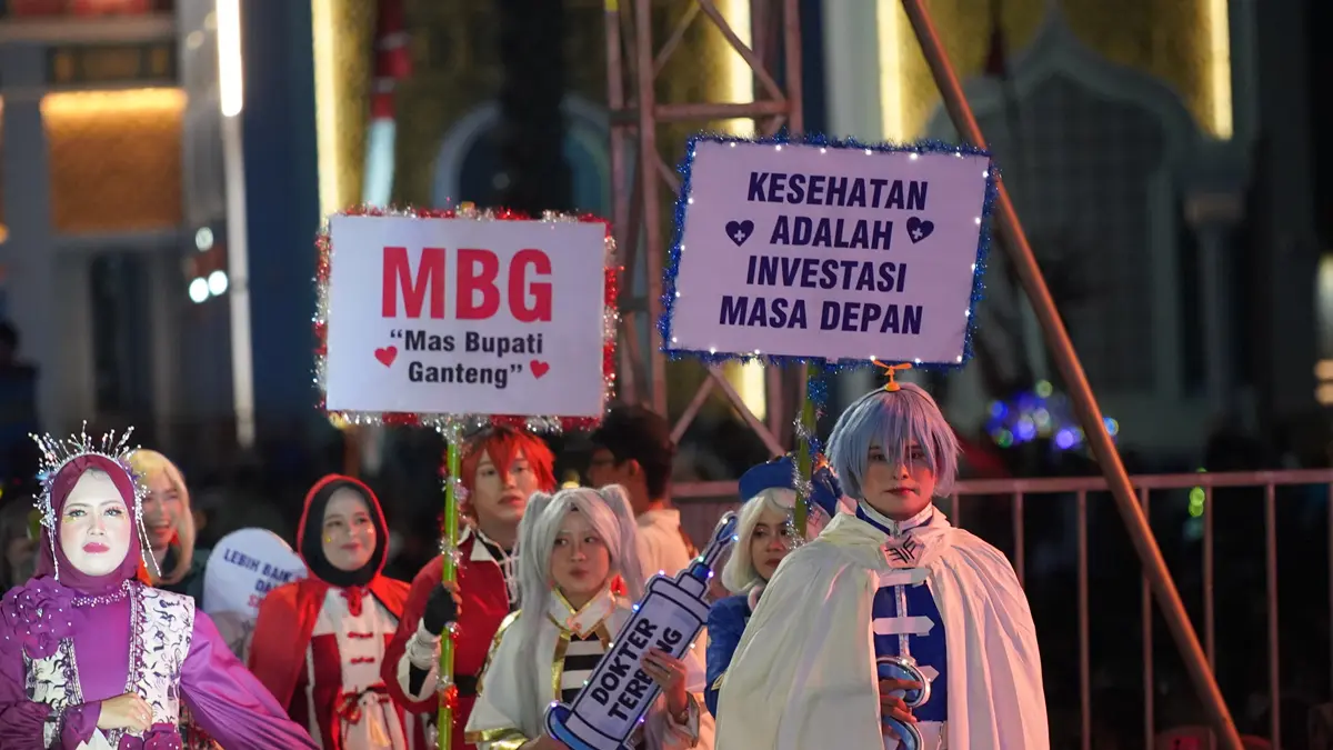 Para nakes cosplay menjadi karakter anime dan membawa spanduk kampanye program pemerintah. (Radar Tuban)