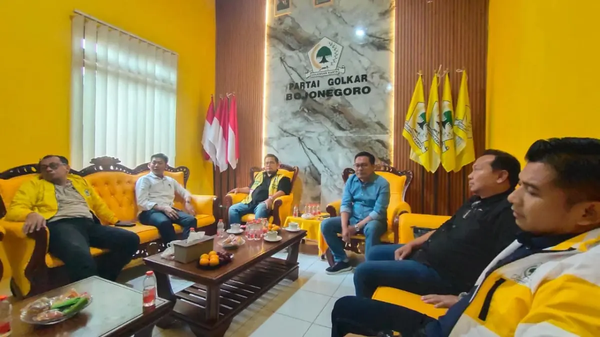 PERSIAPAN : Panitia Bahlil Mini Soccer Asyik Menuju Puncak DPD Partai Golkar Jatim mengadakan rapat koordinasi teknis di Bojonegoro, Selasa (1/9). (TULUS WIDODO/ RADAR TUBAN)