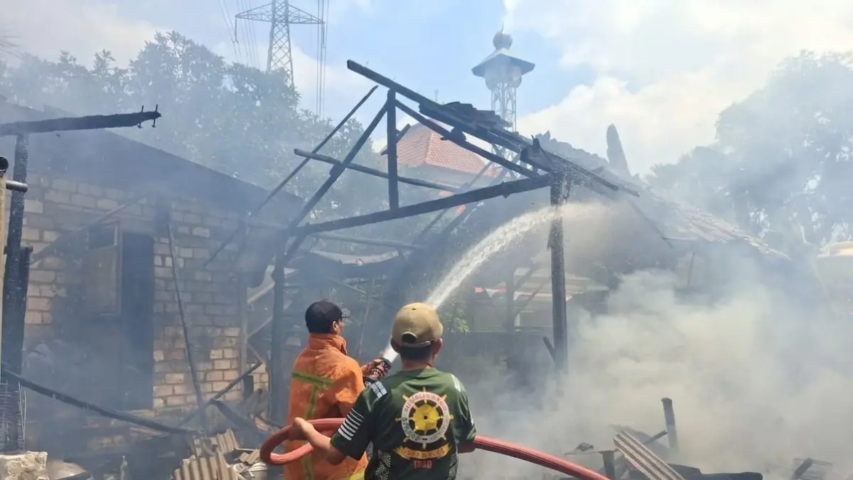Pertugas Damkar Tuban melakukan upaya pemadaman api di bangunan dapur milik warga Desa Prunggahan Kulon, Kecamatan Semanding, kemarin (31/8). (Damkar untuk Radar Tuban)