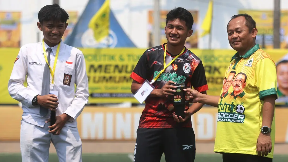 Sekjen DPP Partai Golkar Sarmuji (kanan) memberikan hadiah kepada peserta turnamen yang berhasil menjawab kuis di pembukaan zona Malang, kemarin (31/8). (Darmono/Radar Malang )