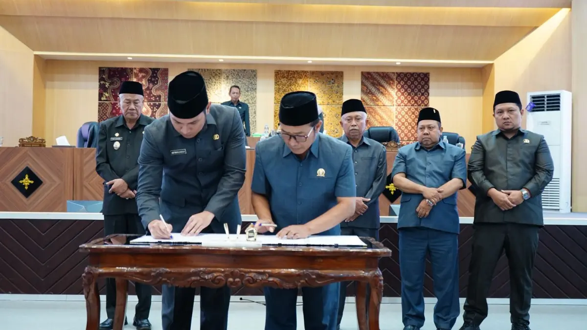 Bupati Tuban Aditya Halindra (dua dari kanan) bersama Ketua DPRD Tuban Sugiantoro (paling kanan) foto bersama setelah menyepakati P-APBD 2026. (Radar Tuban)