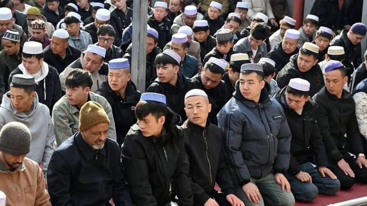 Foto umat muslim dari etnis Uighur saat melaksanakan ibadah sholat berjamaah. (pinterest.com)