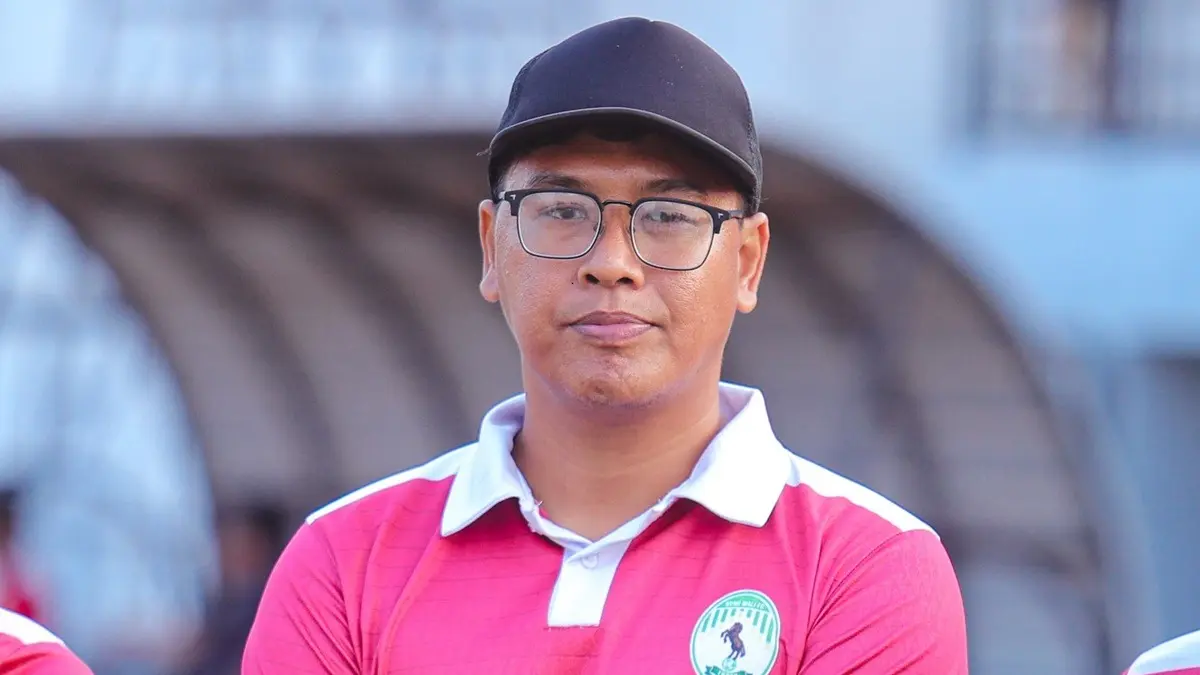 Mengenal Heru, pelatih sepak bola asal Bancar yang aktif membina pemain muda Tuban hingga dipercaya menangani tim di level provinsi. (Radar Tuban)