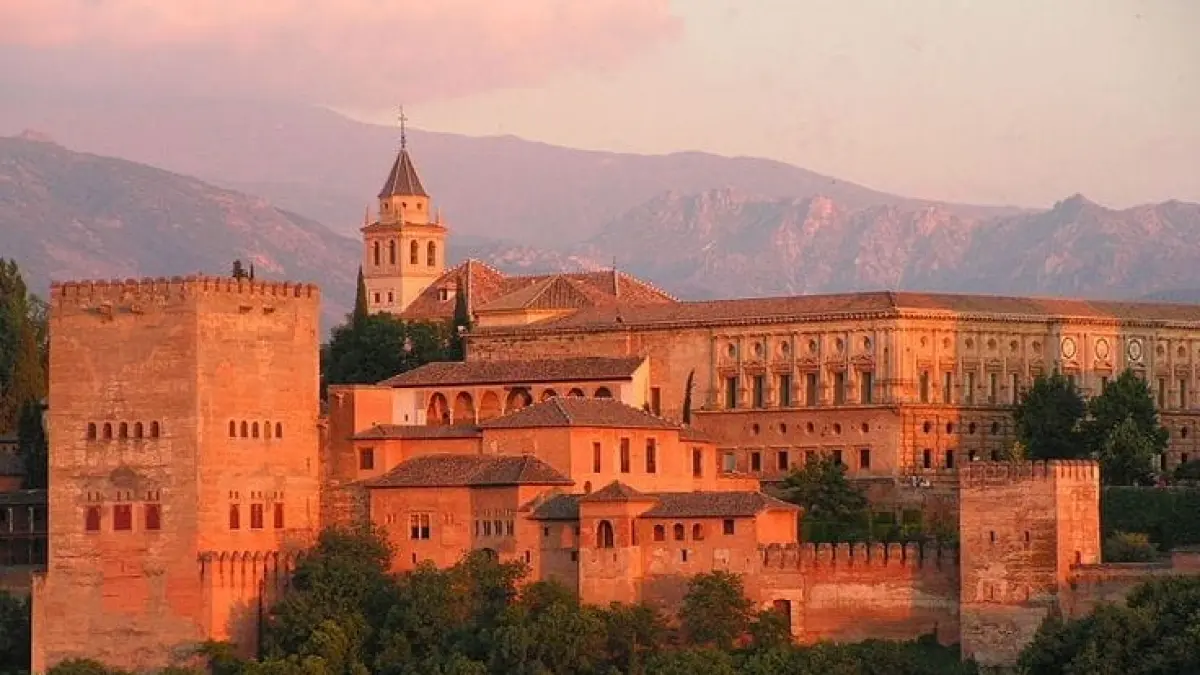Potret panorama keindahan Istana Alhambra di Granada, Spanyol. (Pinterest)