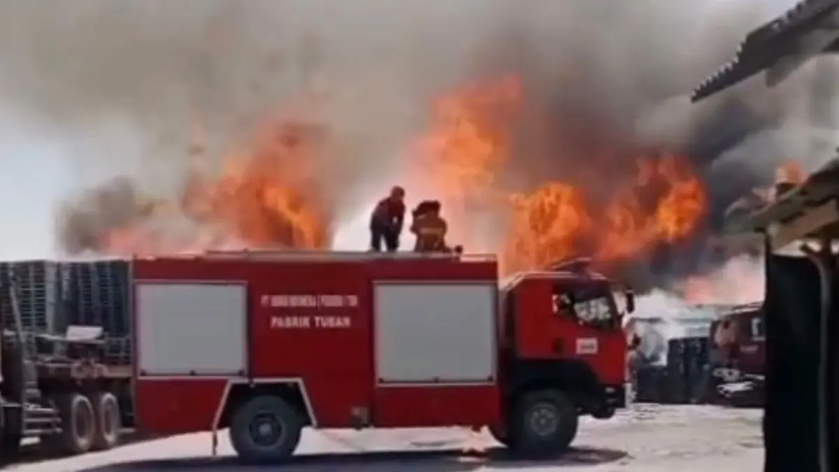 Tangkapan layar video situasi saat Damkar Tuban hendak padamkan kebakaran di area parkir cargo milik PT Silog, Rabu (2/9). (Istimewa)