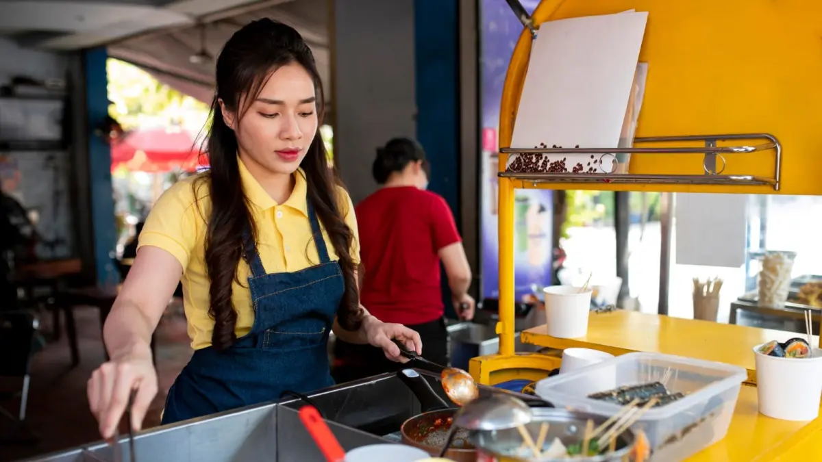 Deretan lapak UMKM Kuliner di pinggir jalan. (Dok. Magnific)