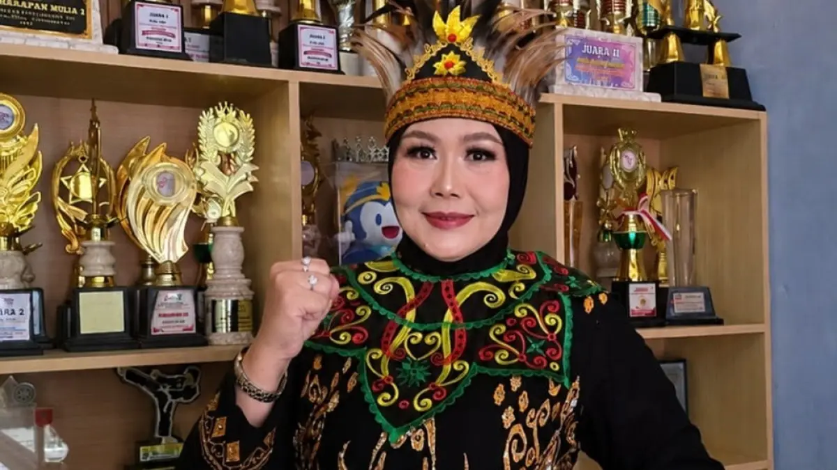 Di usia 50 tahun, Kepala SMAN 1 Soko Sumarni tetap melanjutkan pendidikan dan kini menempuh program doktor Pendidikan Sains di Unesa. (Radar Tuban)