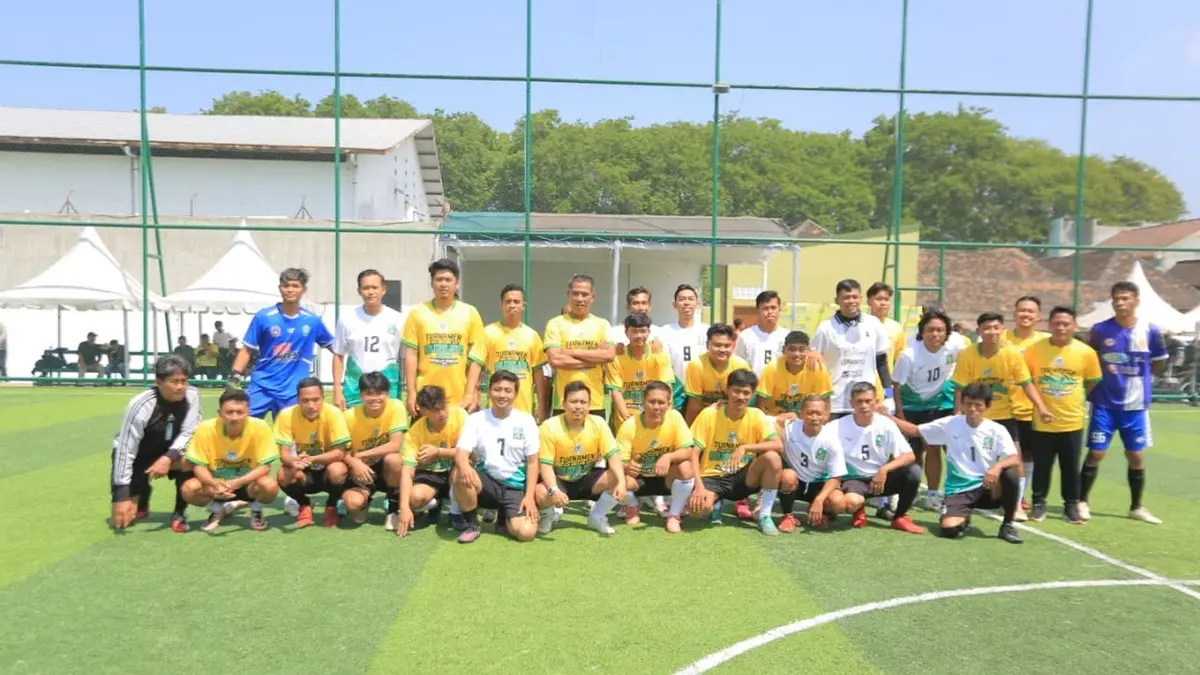 Gelaran Bahlil Mini Soccer Zona Madiun Raya dibuka dengan pertandingan eksebisi antara DPD Golkar se-Madiun Raya melawan DPC PKB Ponorogo. (BAGAS BIMANTARA/JAWA POS RADAR MADIUN)
