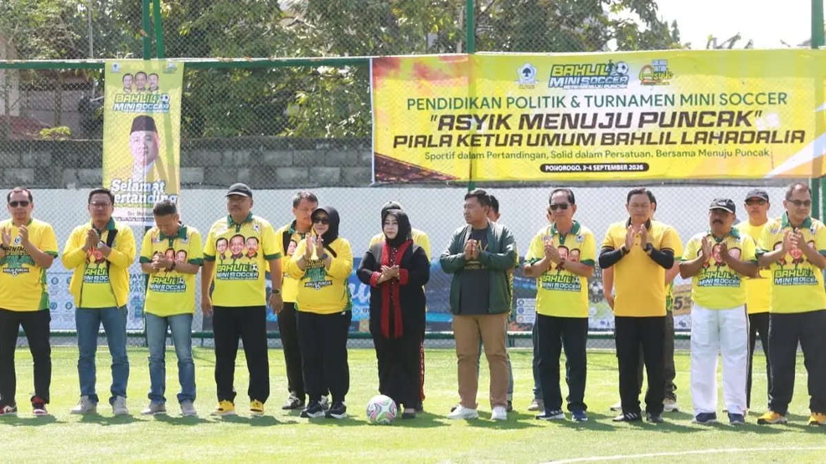 Ketua DPD Partai Golkar Jatim Ali Mufthi bersama dengan Plt Bupati Ponorogo Lisdyarita, Ketua DPRD Ponorogo Dwi Agus Prayitno, Direktur Jawa Pos Radar Marsudi Nurwahid bersama Ketua DPD Golkar se-Madiun Raya. (BAGAS BIMANTARA/JAWA POS RADAR MADIUN)