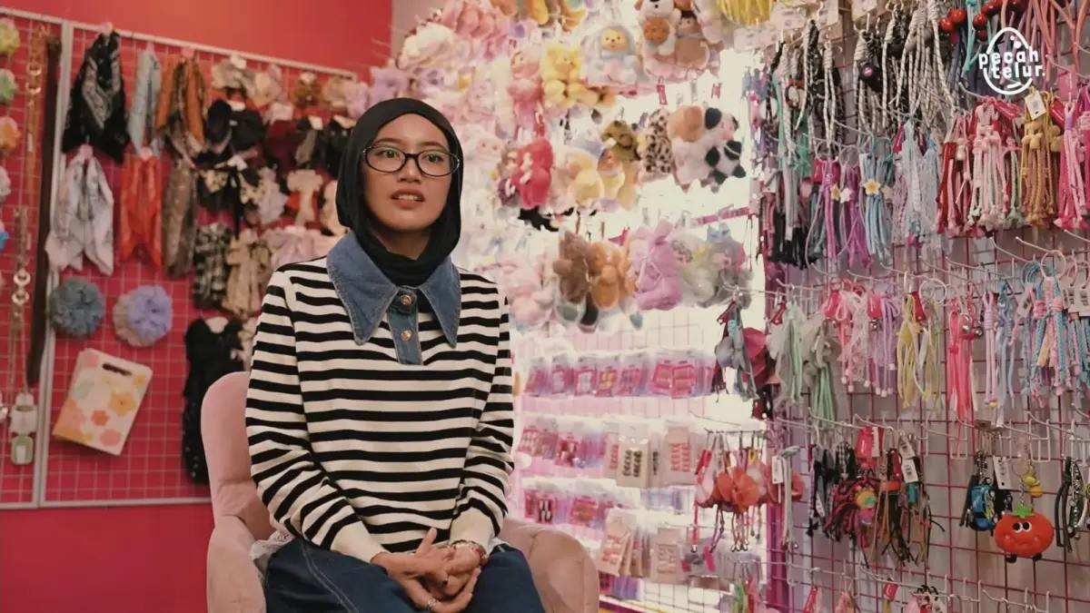Naswa Tiara (23) di tengah display berbagai aksesoris dan pernak-pernik handmade buatan Gsta Fashion Blitar. (Pinterest)
