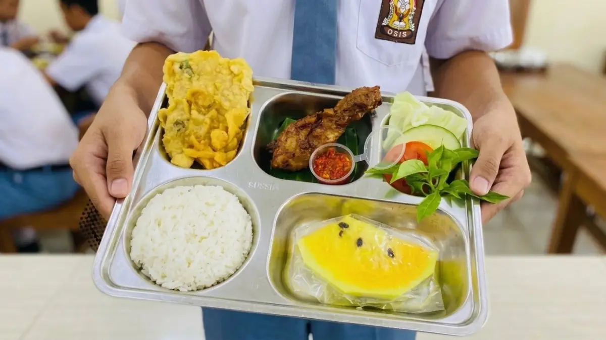Ratusan siswa dan guru di SMAN 1 Lasem diduga keracunan usai makan MBG. (Radar Tuban AI)