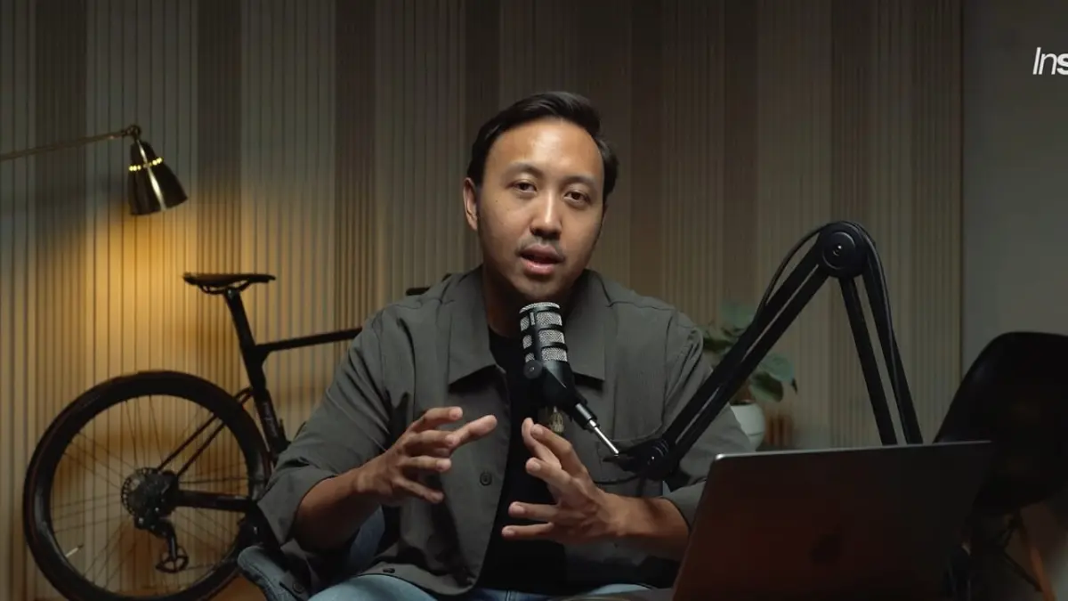 Augie Aditya saat menjelaskan pentingnya membangun sistem operasional bisnis.(Tangkapan Layar YouTube Creativera)