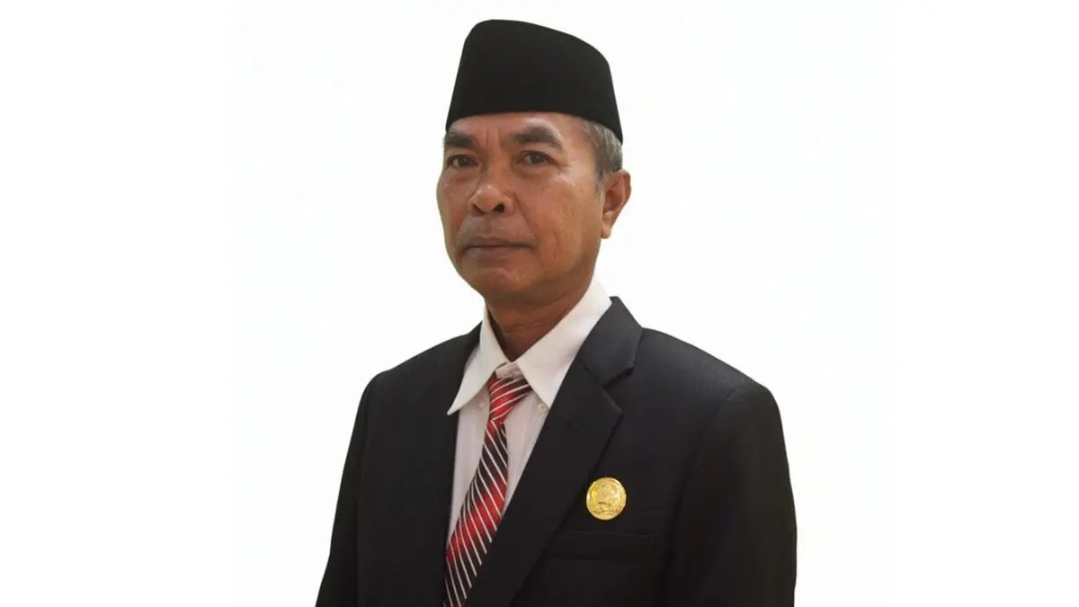 Kepala MTsN 1 Tuban Subiyanto ternyata memiliki kecintaan besar terhadap sepak bola. Pernah menjadi striker, kini dia mengembangkan kelas khusus olahraga. (Radar Tuban)