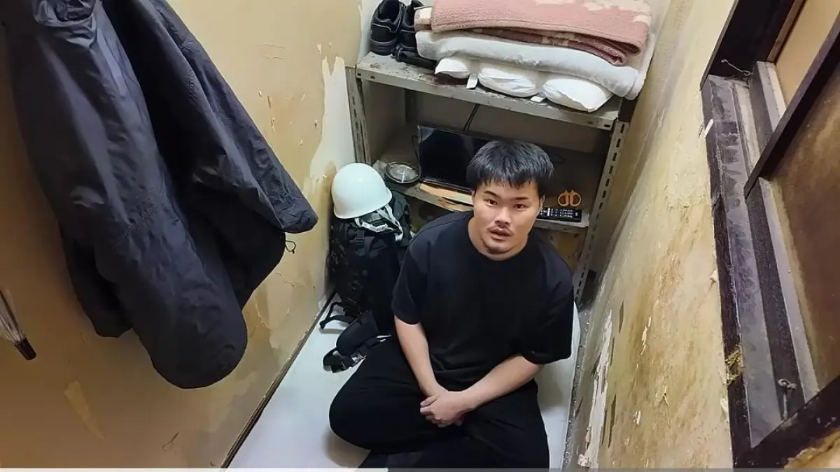Kondisi kamar di Hotel Sanwa yang sangat sempit dan terkesan kumuh dengan dinding kusam mengelupas. ( Tangkapan Layar YouTube)