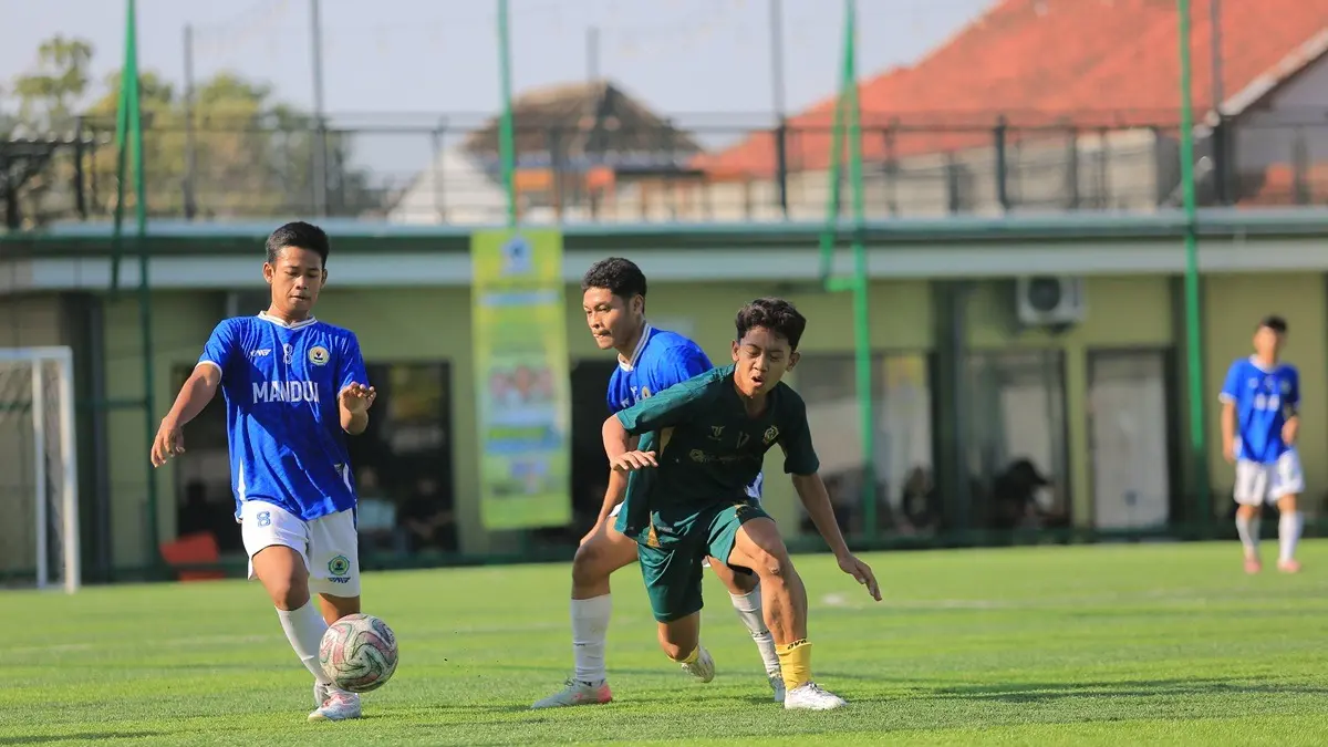 MAN 2 Madiun saat menghadapi MAN 2 Ponorogo di babak semi final Bahlil Mini Soccer Zona Madiun di Gontor Mini Soccer. (BAGAS BIMANTARA/RADAR MADIUN)