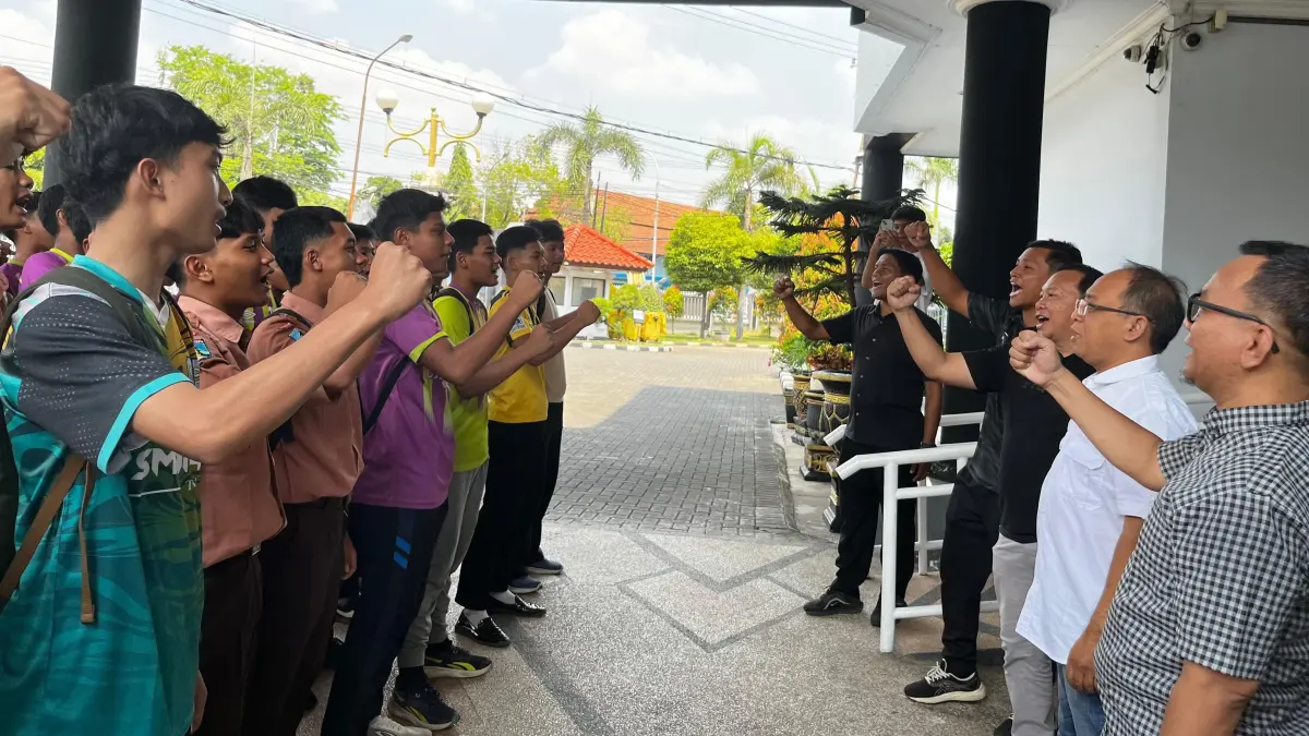 Pemberangkatan lima tim dari Tuban menuju Bojonegoro dalam rangkaian turmamen Bahlil Mini Soccer, Jumat (4/9)