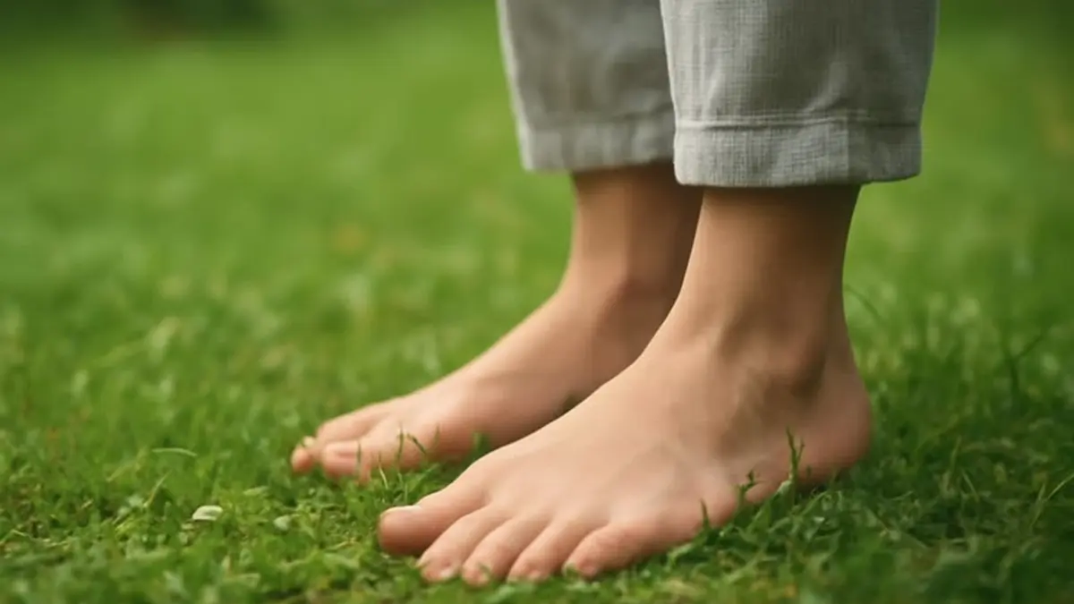 Aktivitas berjalan tanpa alas kaki (barefoot walking) di area rumput. (pinterest.com)