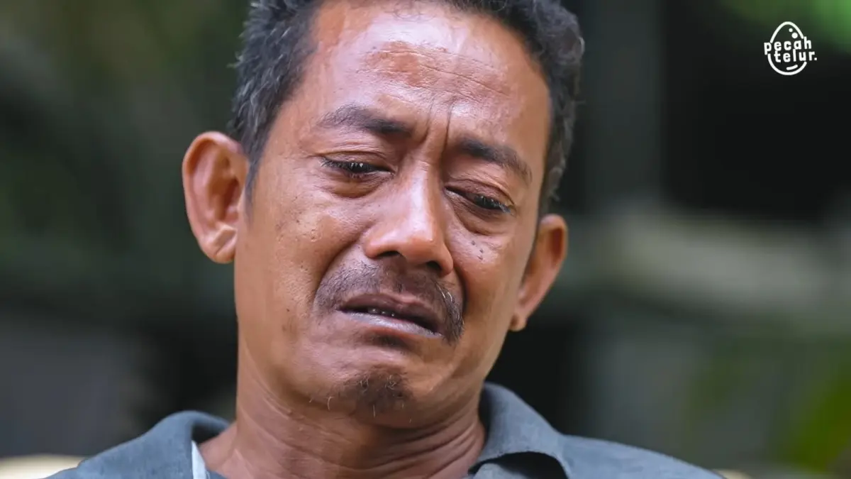 Pak Warto, perajin cobek batu asal Tulungagung, saat membagikan kisah perjuangan hidupnya. (Tangkapan layar Youtube Pecah Telur)