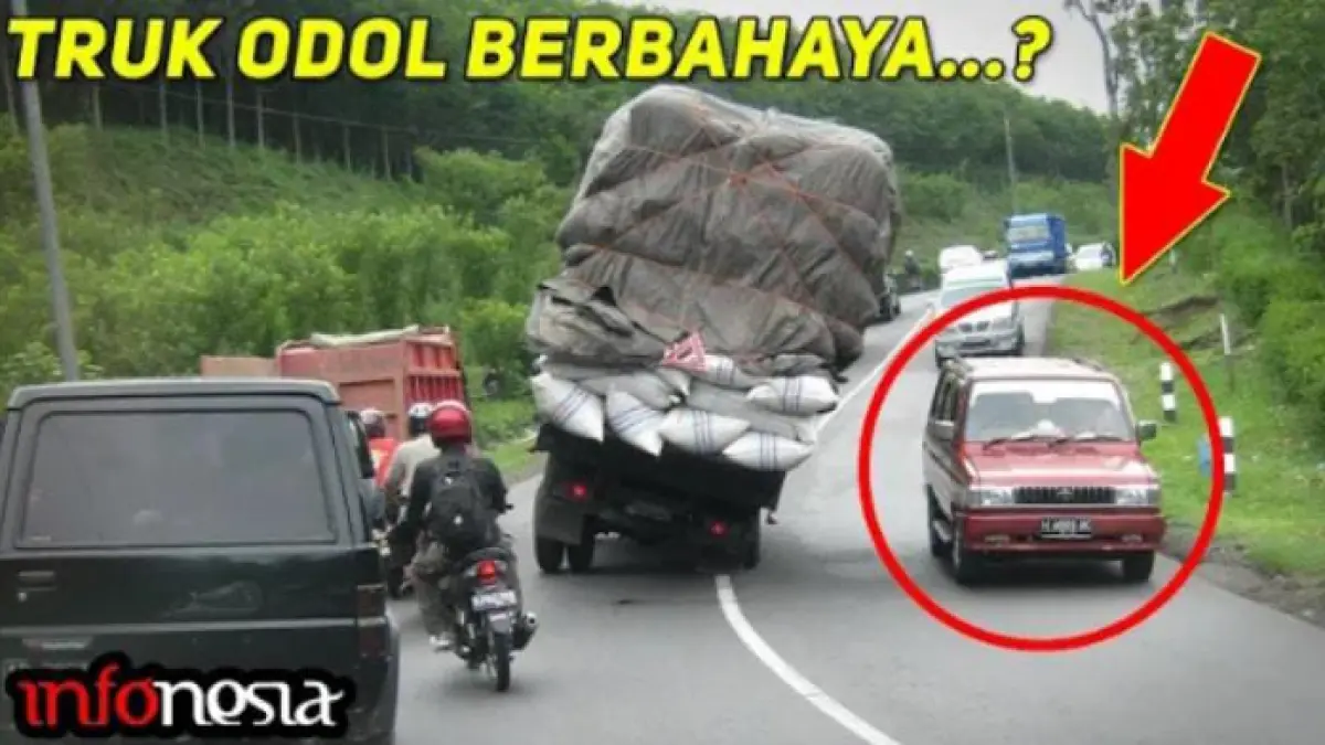 Sebuah truk mengangkut muatan melebihi kapasitas melintas di jalan nasional. (Tangkapan layar Youtube kanal Infonesia_yt)
