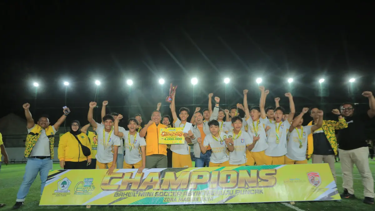 SEMRINGAH: SMAN 1 Maospati akhirnya menasbihkan diri sebagai juara Bahlil Mini Soccer Asyik Menuju Puncak 2026 Zona Madiun Raya setelah mengandaskan perlawanan MAN 2 Kota Madiun di partai final pada Jumat malam (4/9) lalu. (BAGAS BIMANTARA/RADAR MADIUN)