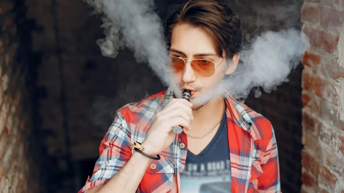 Penggunaan rokok elektrik atau vape di kalangan masyarakat. (Magnific)