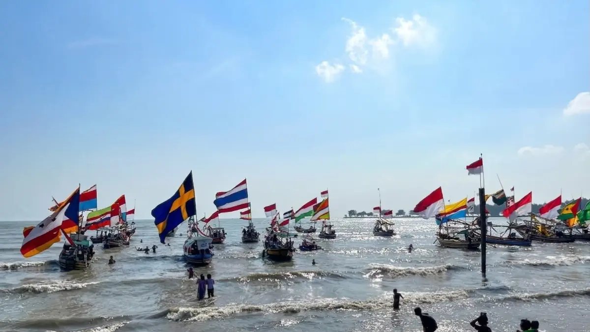 Perahu nelayan di pesisir Kelurahan Sidomulyo, Karangsari, dan Kingking, ketiganya di Kecamatan Tuban yang ditambatkan di pantai selama berlangsung gelombang tinggi.&nbsp; (Radar Tuban)