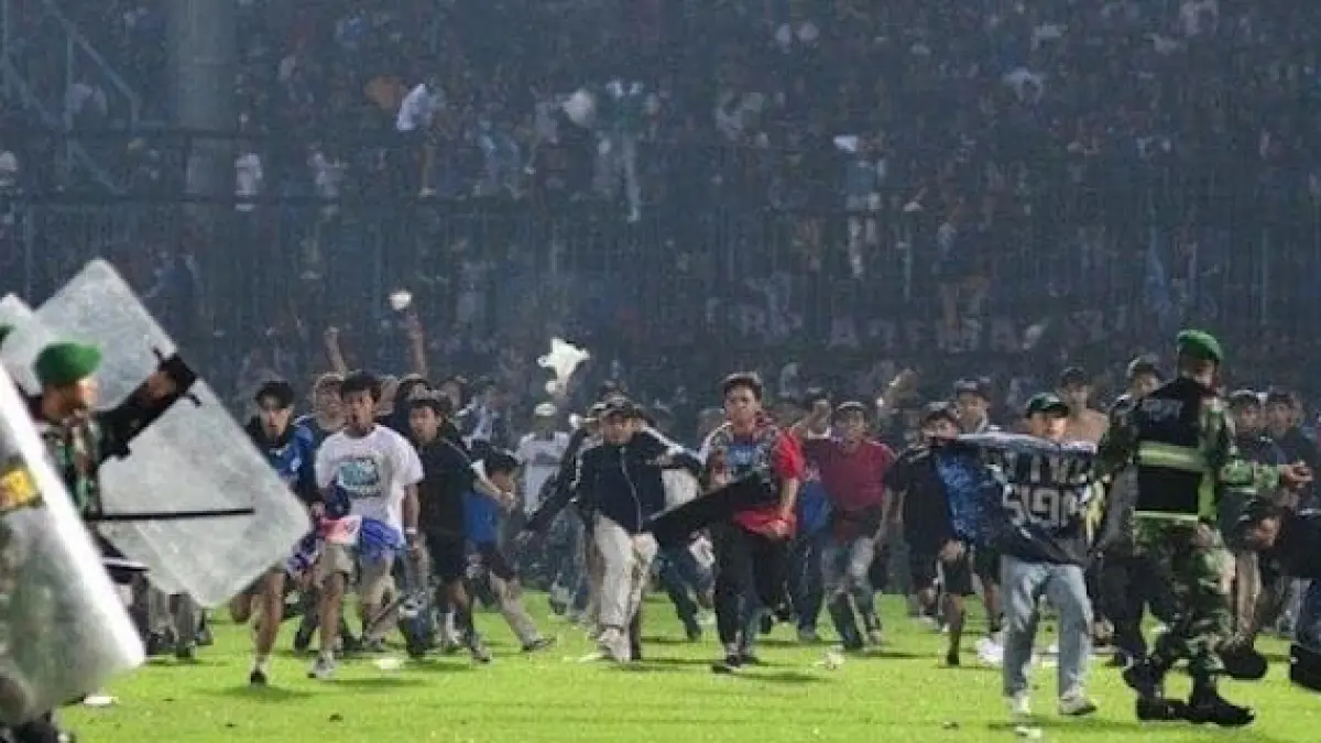 Potret tragedi Kanjuruhan yang menewaskan 135 korban jiwa. (Pinterest)