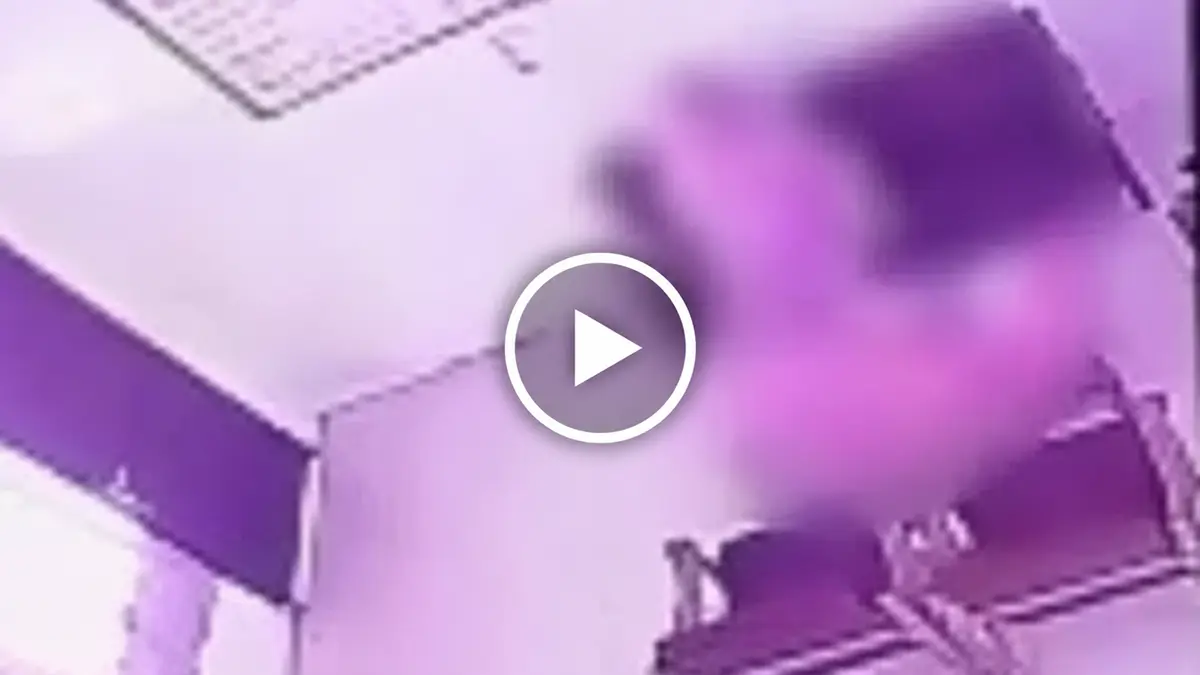 Rekaman CCTV video berdurasi 21 detik yang melibatkan kepala sekolah dan guru SD Pekalongan viral di media sosial. (Istimewa)