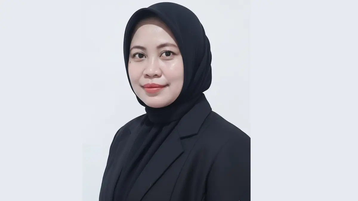 Shorihatul Inayah membuktikan belajar tak mengenal usia. Setelah 23 tahun mengajar, dia menuntaskan doktor Pendidikan Kimia di UM. (Radar Tuban)