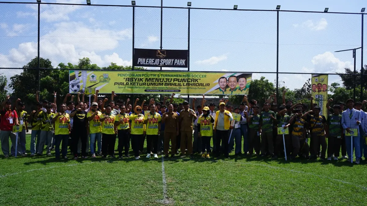 Perwakilan empat DPD Partai Golkar berfoto bersama peserta Bahlil Mini Soccer Asyik Menuju Puncak Zona 3 Tulungagung. (DR PERDANA/RADAR TULUNGAGUNG)