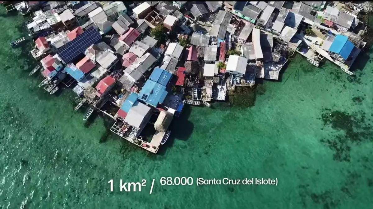 Potret pemandangan pulau yang padat penduduk di bumi yang dipenuhi oleh bangunan rumah. (Tangkapan Layar YouTube)