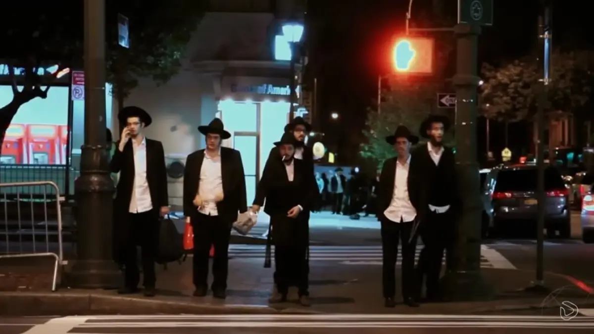 Potret suasana kehidupan warga Yahudi Hasidik dari sekte Satmar yang bermukim di desa Kiryas Joel, New York. (youtube.com)