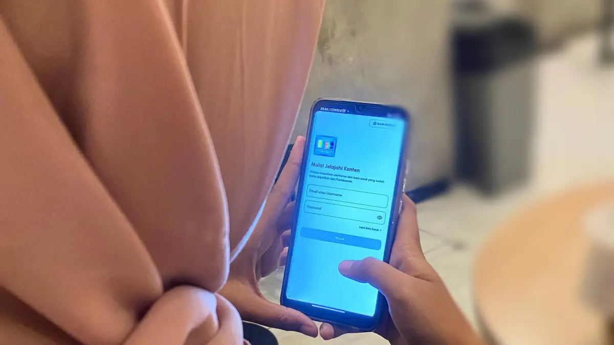 Salah satu Gen Z pengguna saat mengakses aplikasi tulib. (Dokumentasi Radar Tuban)